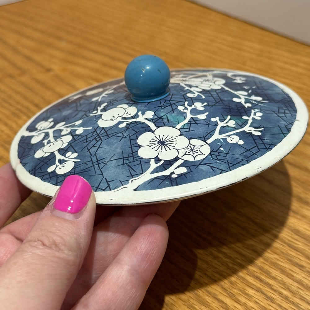 Vintage floral Blue and White tea tin MCM - Picture 8 of 15
